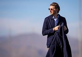 Matteo Tognozzi, director deportivo del Granada, contempla un entrenamiento.