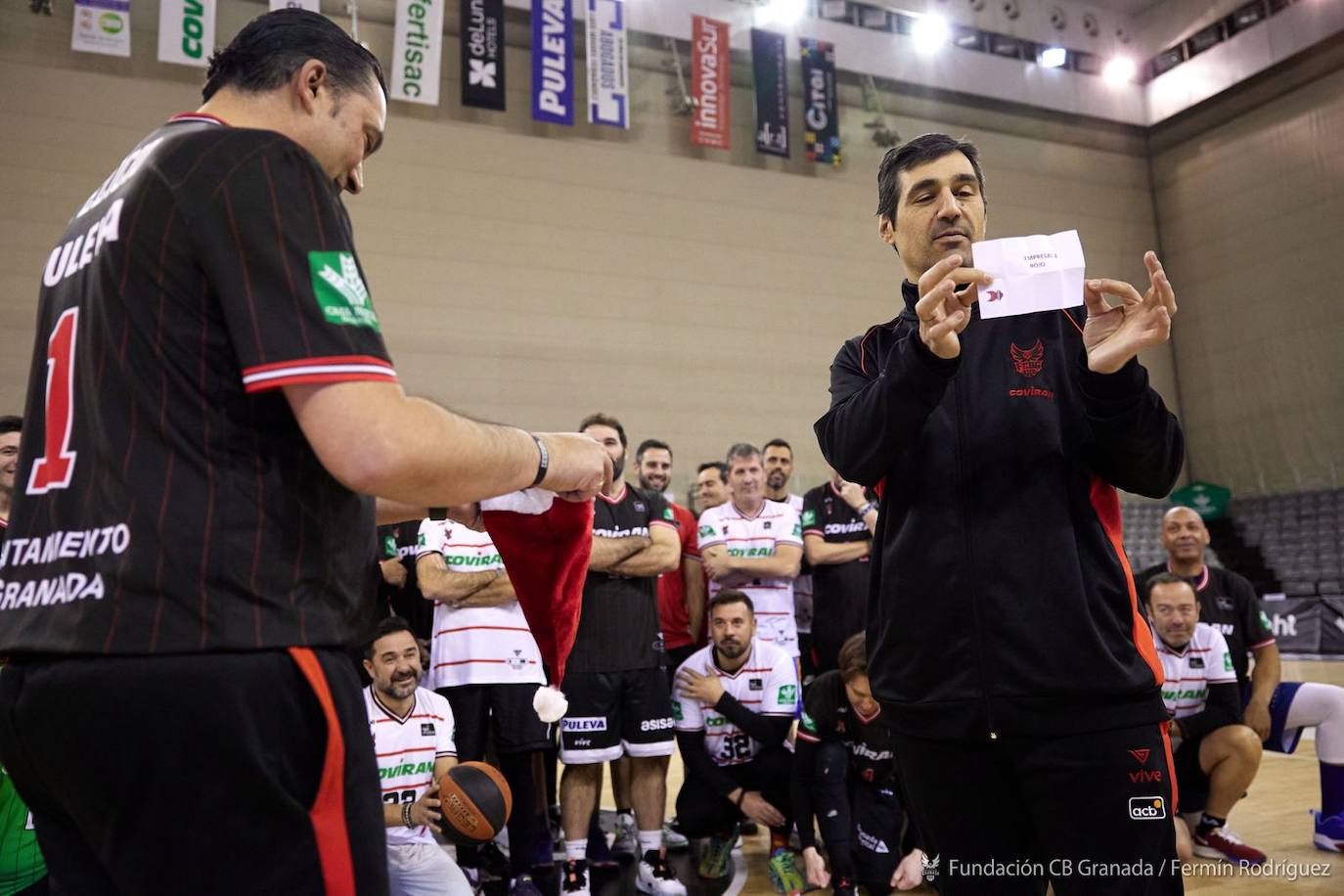 Pablo Pin, a la derecha, junto al presidente Óscar Fernández-Arenas en el sorteo del torneo de Navidad del club.