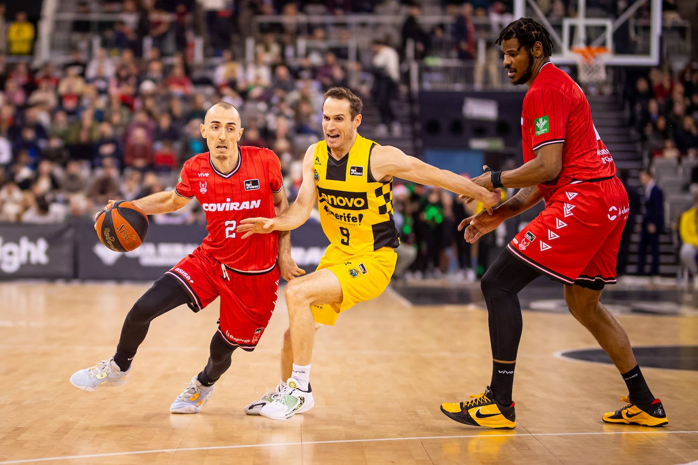 Jonathan Rousselle (2) se zafa de Marcelinho Huertas.