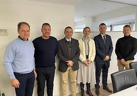 La Junta y Cajamar firman la permuta de las parcelas del Toyo por sus edificios en la carretera de Ronda