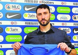 Miguel de Hita posando con la camiseta del Linares en la sala de prensa.