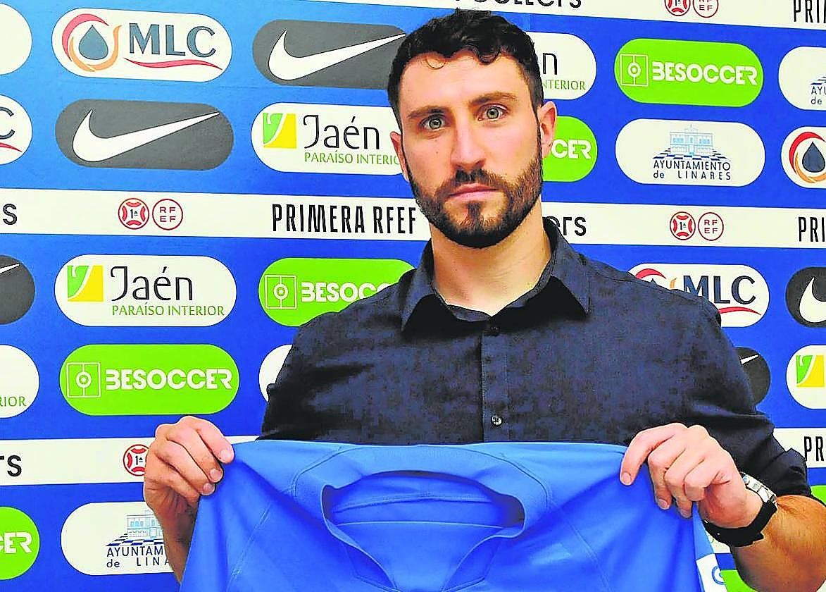 Miguel de Hita posando con la camiseta del Linares en la sala de prensa.