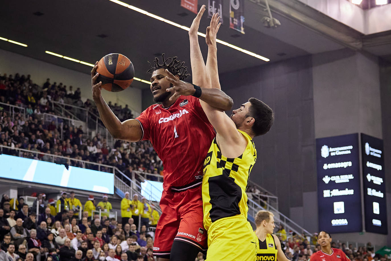 Cristiano Felicio captura un rebote defensivo en la zona tinerfeña.