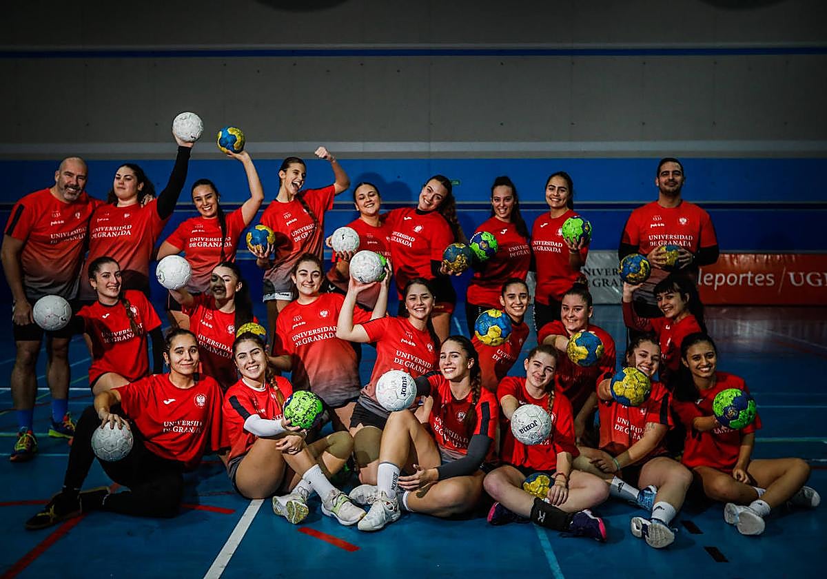 La sección universitaria de balonmano posa para IDEAL en el pabellón de Cartuja.