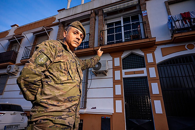 El militar que ayudó a la anciana accidentada.