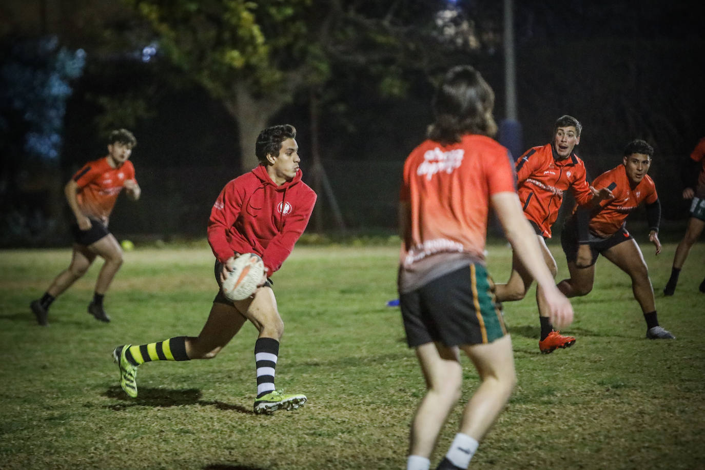 Uno de los jugadores del Universidad de Granada, listo para pasar.