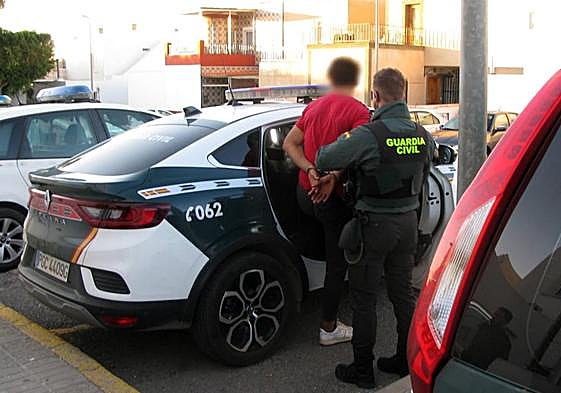 Detención al autor de dos robos por el método del tirón.