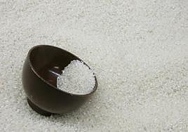 El peligro de calentar en el microondas los vasitos de arroz del supermercado.