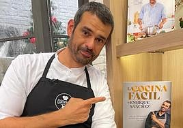 Enrique Sánchez posa junto a su último libro de cocina.