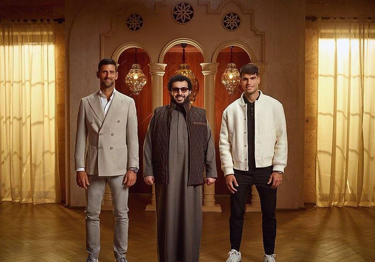 Turki Al-Sheikh (dueño de la UD Almería) entre Novak Djokovic y Carlos Alcaraz. Turki Al-Sheikh.