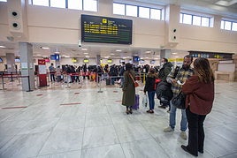 Pasajeros, en los pasillos del aeropuerto de Granada.