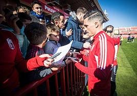Callejón firma autógrafos en el entreno abierto del pasado mes de enero.