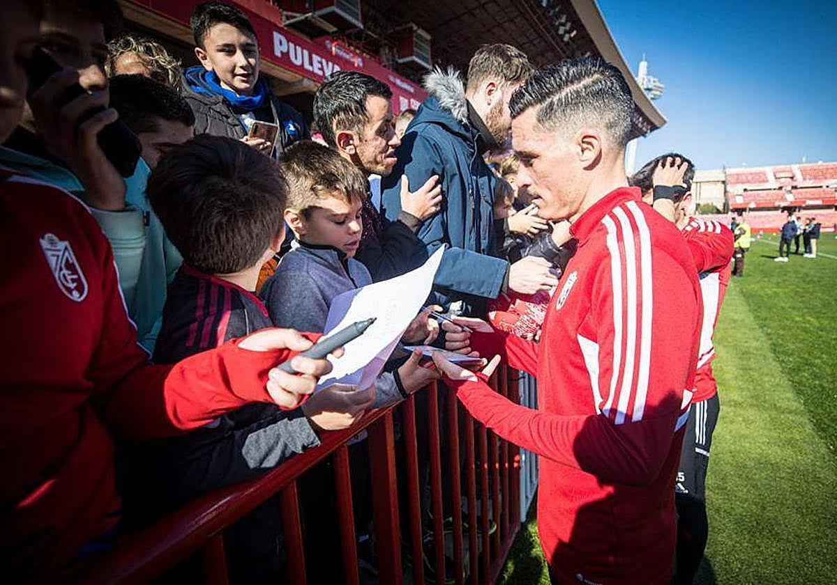 Callejón firma autógrafos en el entreno abierto del pasado mes de enero.