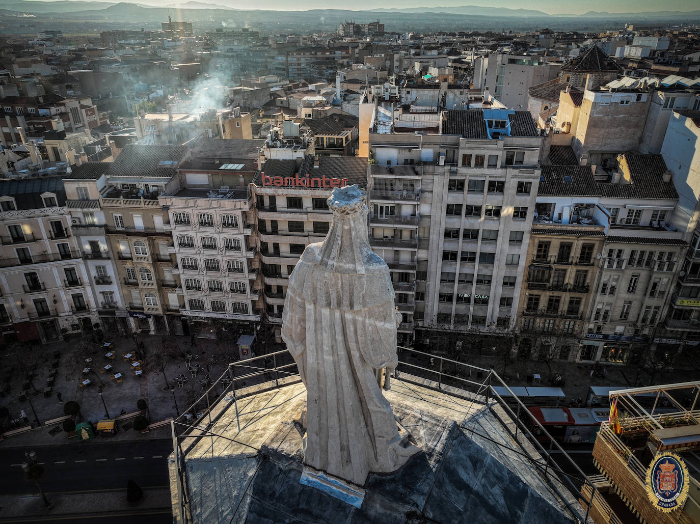Perspectiva trasera de la escultura.