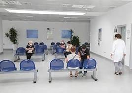 Algunos pacientes en un centro de salud, de archivo.