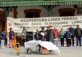Colectivos ferroviarios anuncian medidas legales por el estudio informativo del tren Guadix Baza Almanzora Lorca.