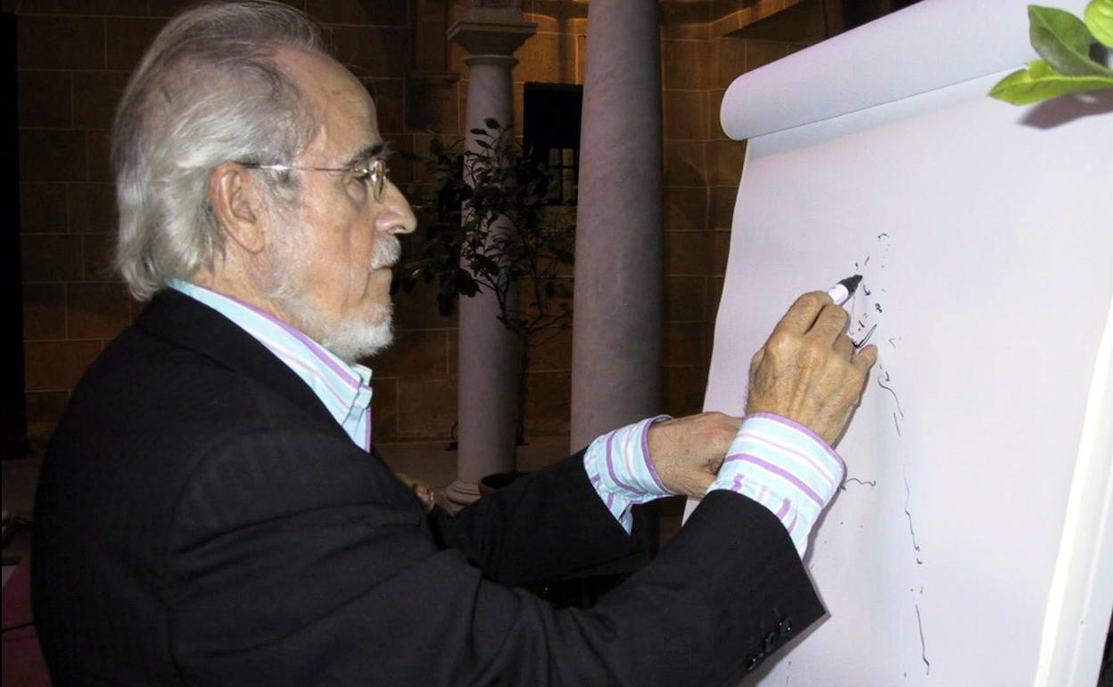 Imagen de anchivo de Ginés Liébana realizando un dibujo durante un encuentro que mantuvo en Alcalá la Real en 2003. 