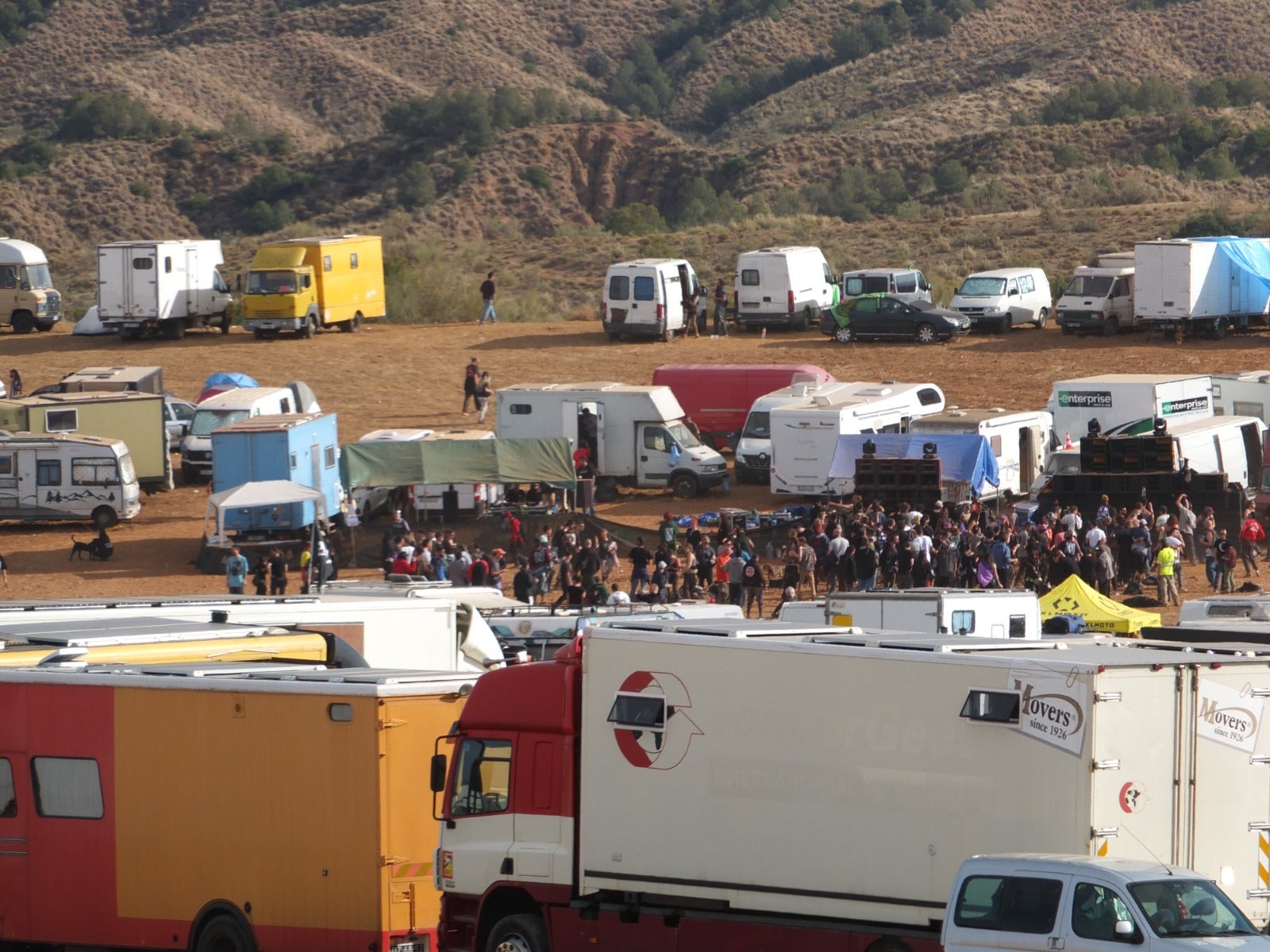 Miles de personas se concentran, sin autorización, desde el viernes en una fiesta rave en La Peza