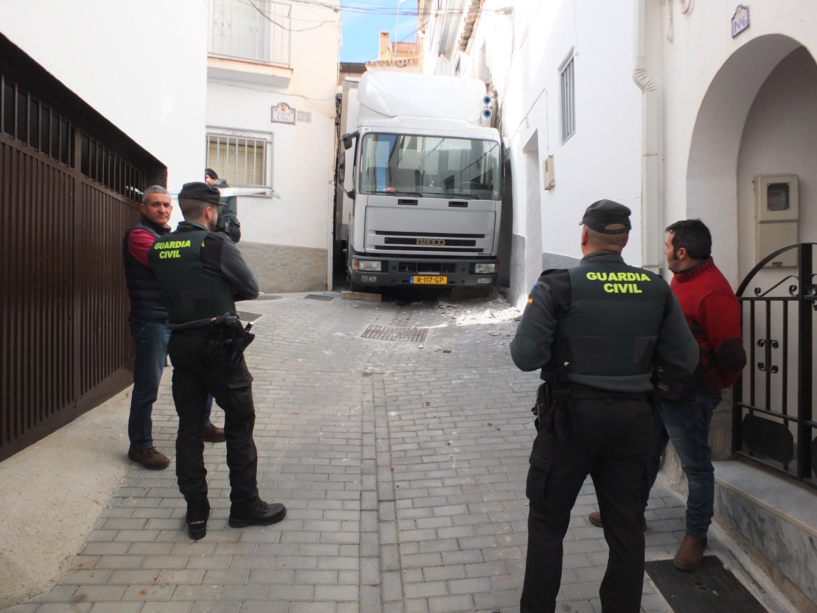 Miles de personas se concentran, sin autorización, desde el viernes en una fiesta rave en La Peza