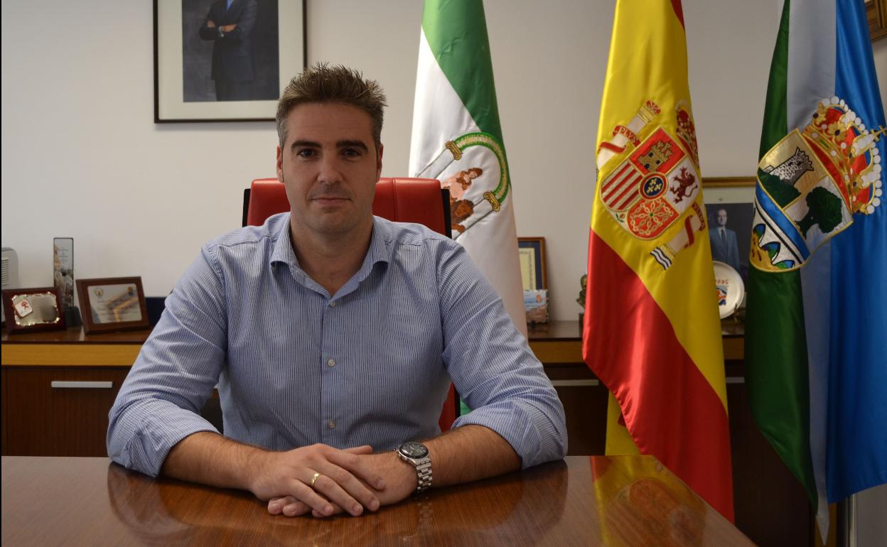 Manuel Jesús Flores Malpica, en su despacho de la Alcaldía de Viator.