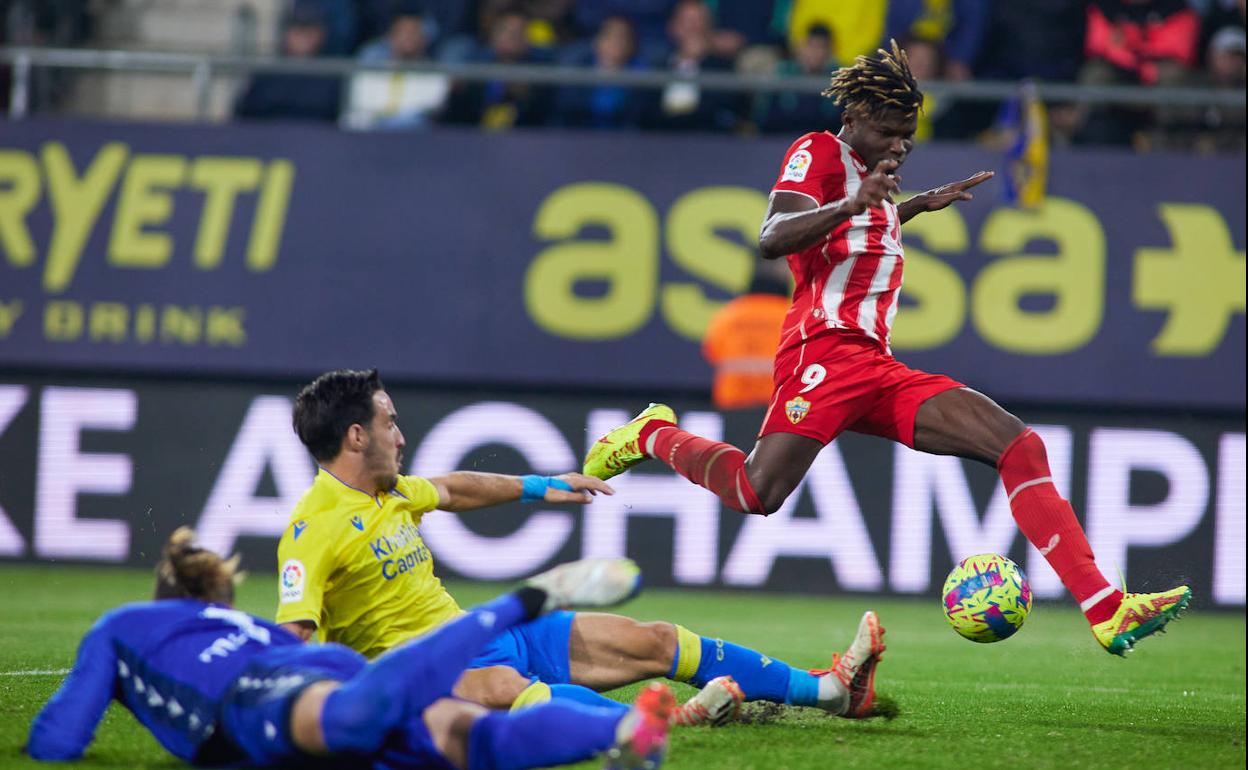 El Bilal Touré la tiene para marcar, con Ledesma e Iza Carcelén en el suelo. 