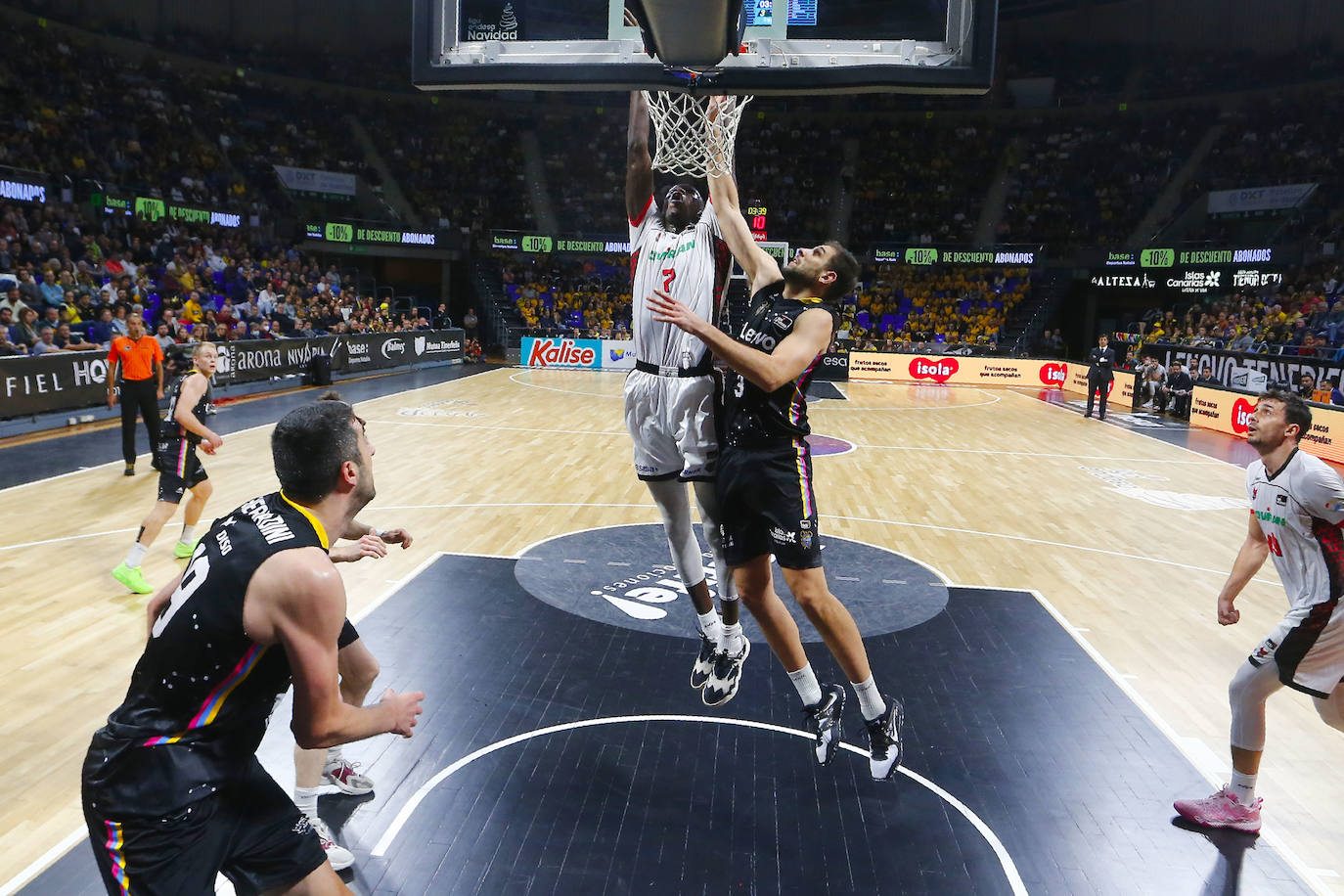 Mate de 'Petit' Niang, que volverá a ejercer ante Baskonia de referencia interior del Covirán.