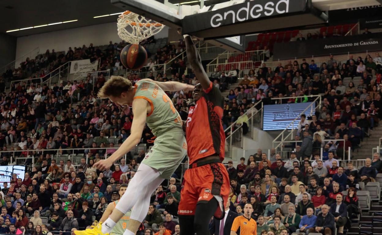 Petit Niang muestra potencia en la pintura como demuestra en el mate