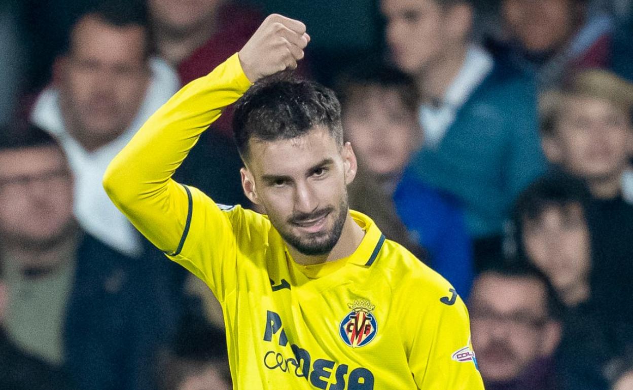 Álex Baena celebra su gol. 