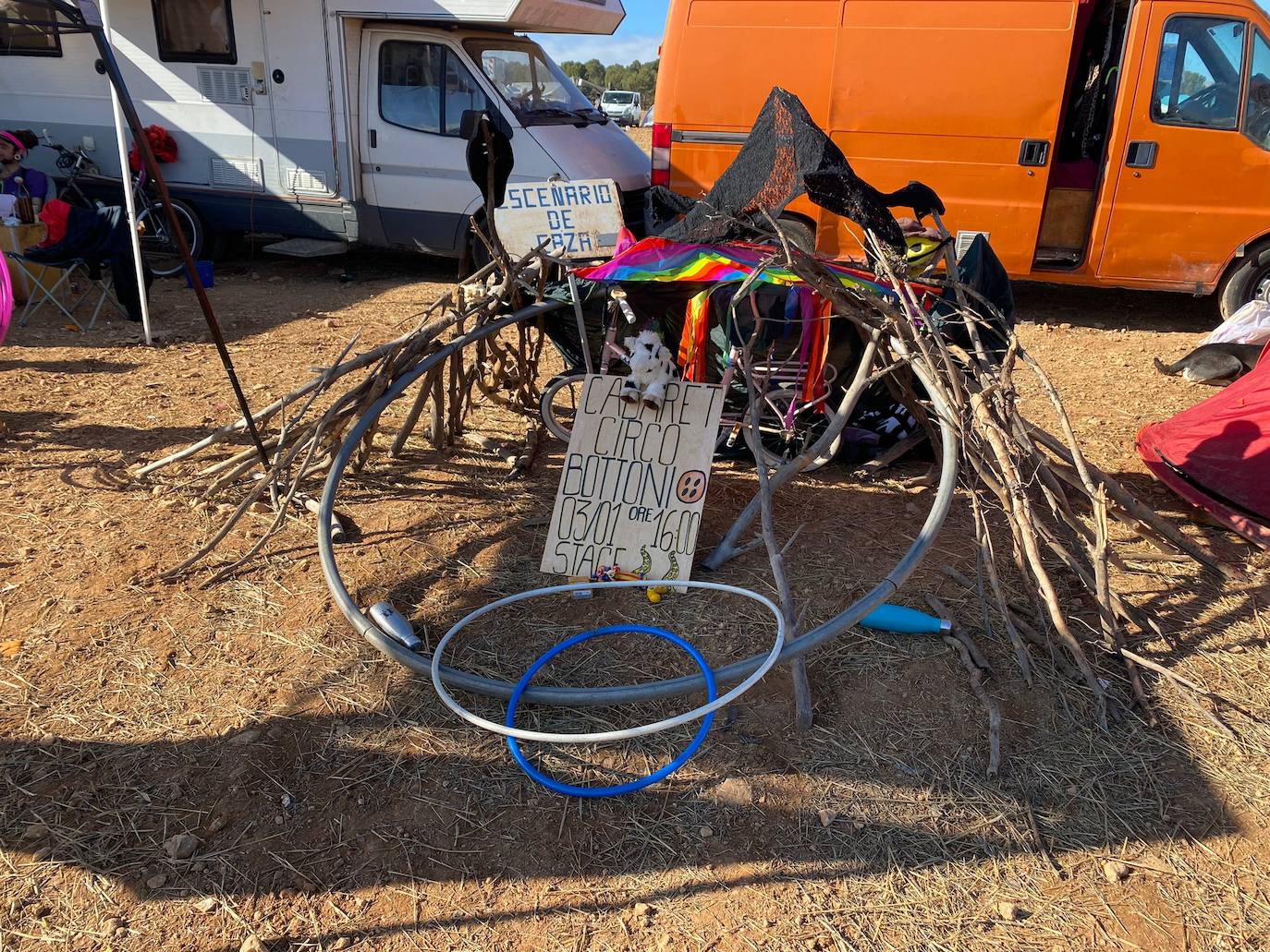 Miles de personas han pasado por La Peza para vivir una fiesta de música electrónica que no ha parado desde el pasado viernes
