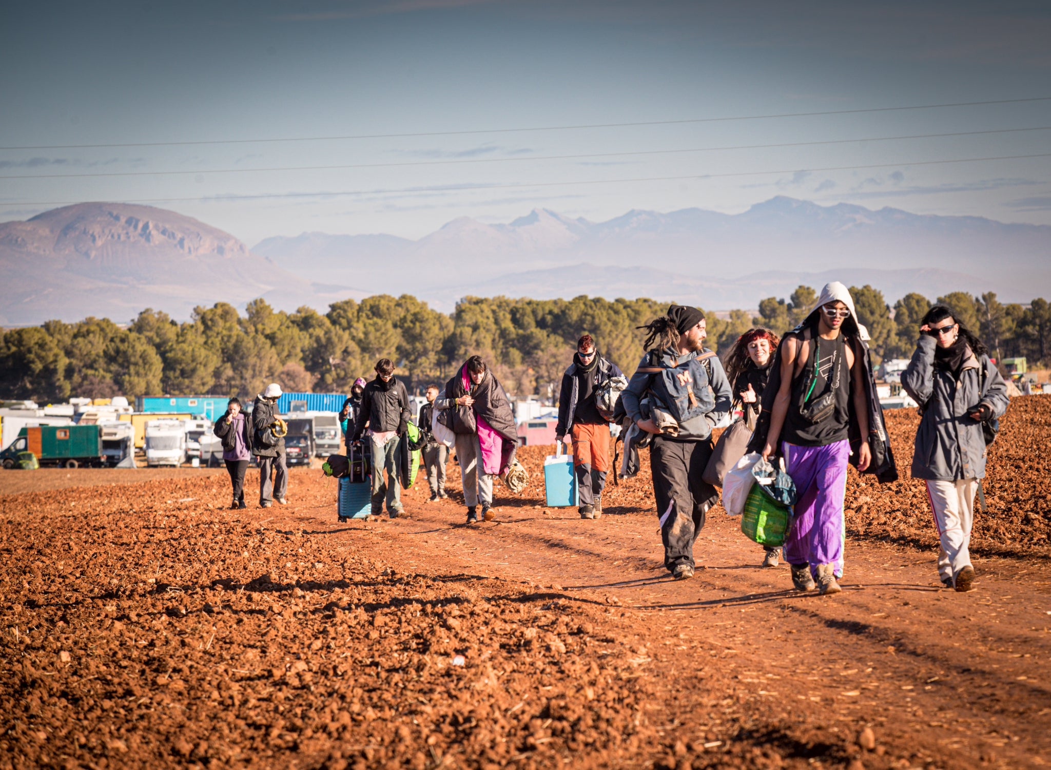 Miles de personas han pasado por La Peza para vivir una fiesta de música electrónica que no ha parado desde el pasado viernes