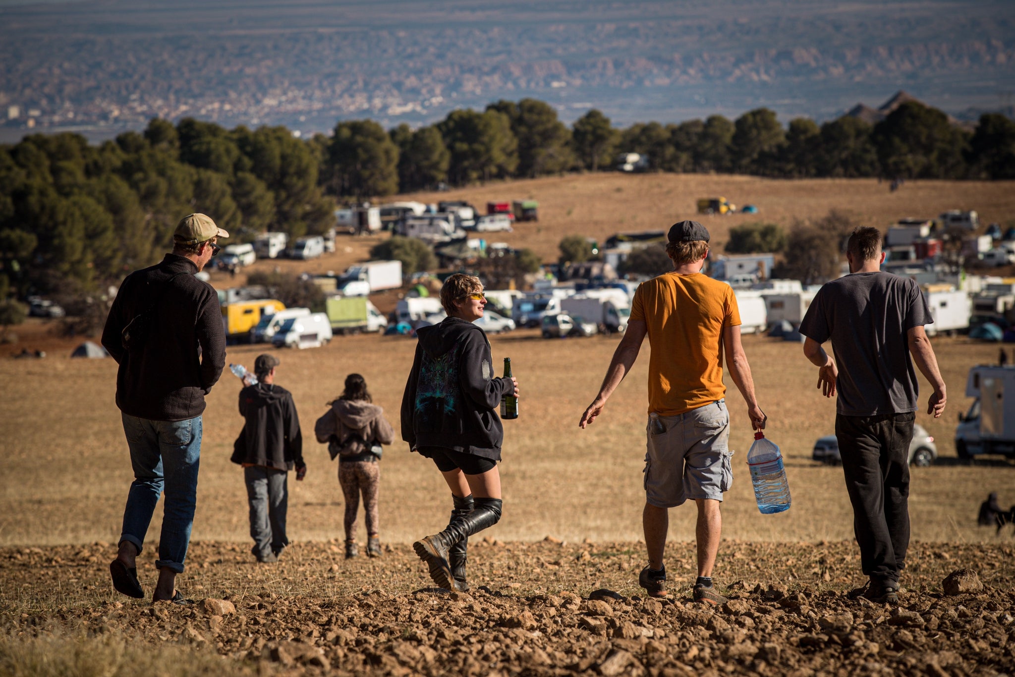 Miles de personas han pasado por La Peza para vivir una fiesta de música electrónica que no ha parado desde el pasado viernes