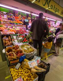 Imagen secundaria 2 - María ÁNgeles vende huevos y aceite, rebajados tras las medidas. Maribel muestra sus quesos, que también bajan de precio porque la leche es alimento básico. Las frutas y verduras también han bajado de precio.