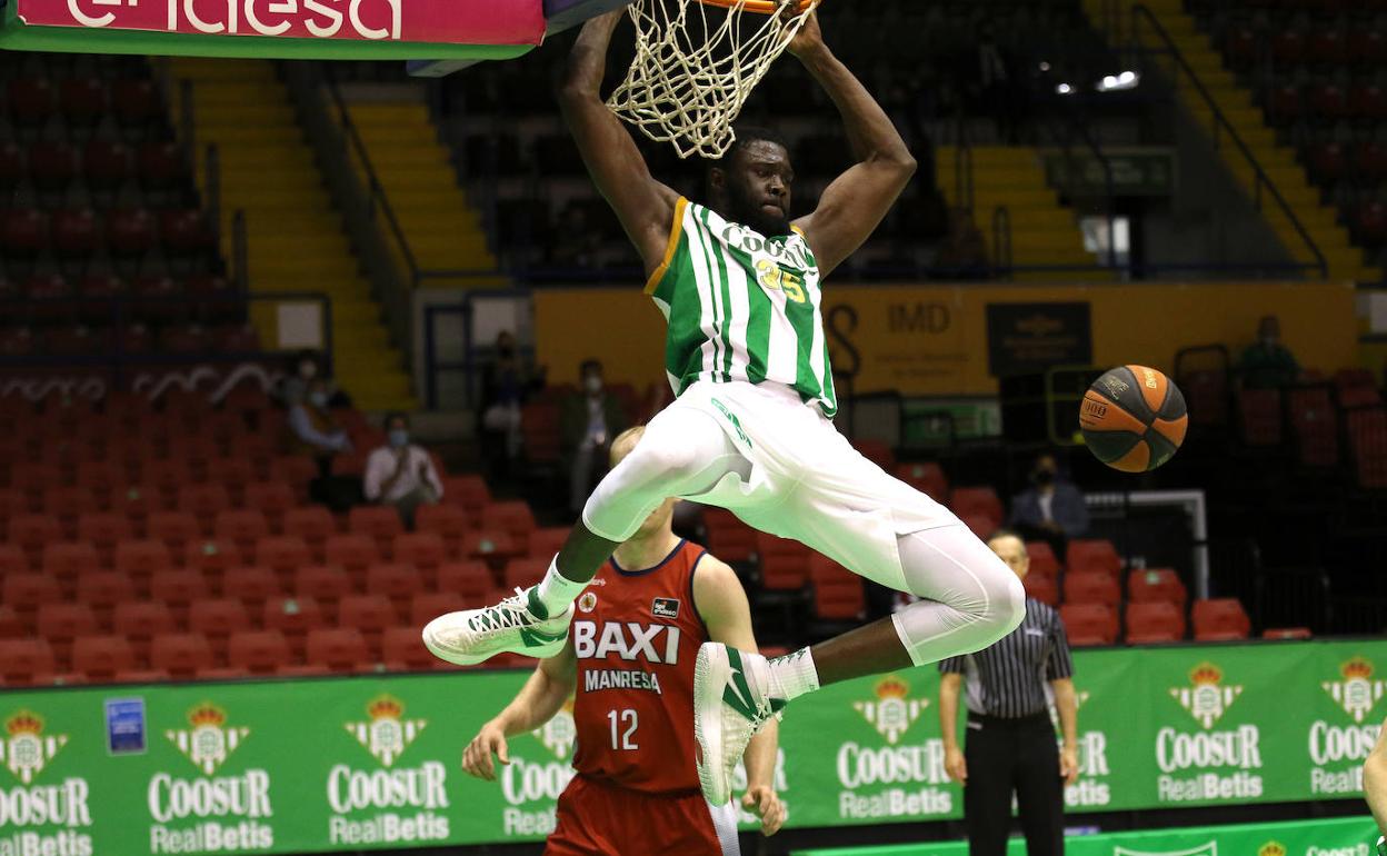 Youssou Ndoye en su etapa en el Betis