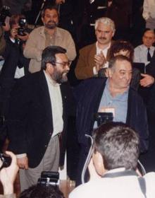 Imagen secundaria 2 - En la imagen superior Nicolás Redondo y Felipe González, aún felices, a principios de los años 80; debajo, la Puerta del Sol en Madrid durante la huelga general del 14 de diciembre de 1988; por último, Redondo dando el relevo como secretario general de UGT en 1994 a Cándido Méndez.