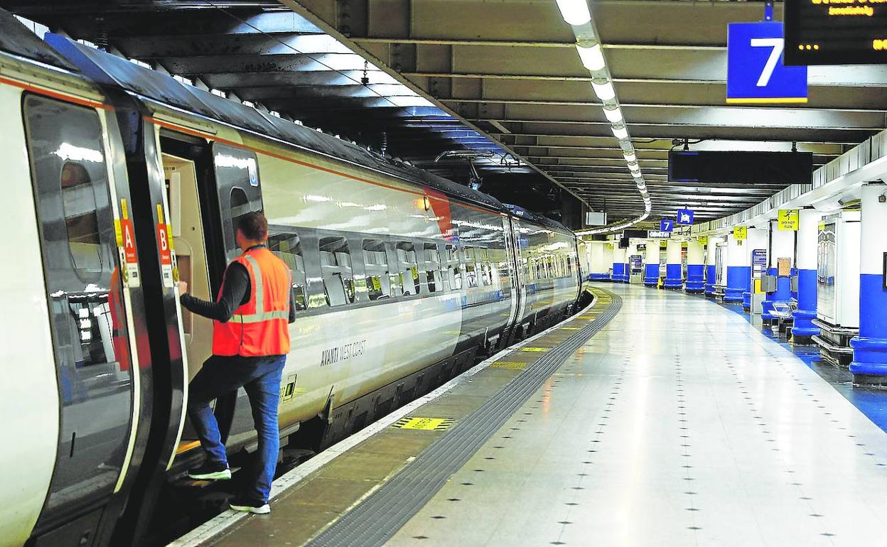 Un trabajador aguarda este miércoles en la puerta de un vagón en la estación de Euston, en el segundo día consecutivo de huelga en el transporte ferroviario. 