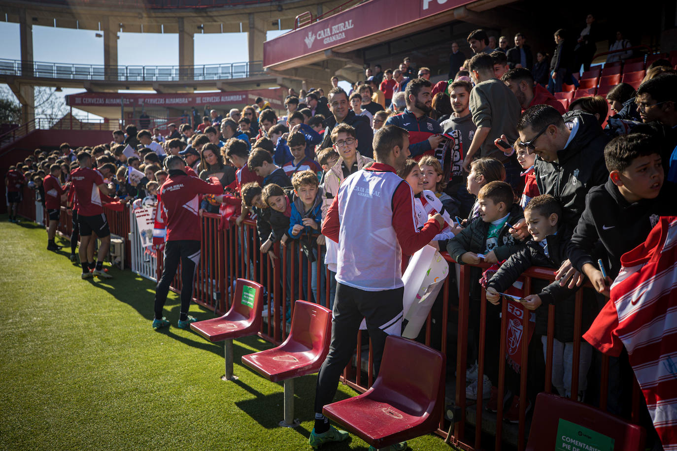 El equipo rojiblanco entrena a puerta abierta en el estadio ante más de un millar de aficionados, entre ellos muchos niños