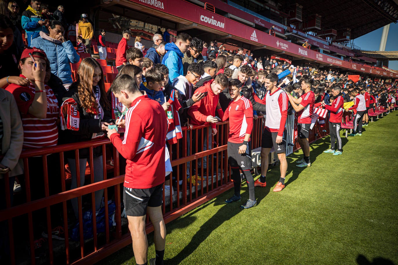 El equipo rojiblanco entrena a puerta abierta en el estadio ante más de un millar de aficionados, entre ellos muchos niños