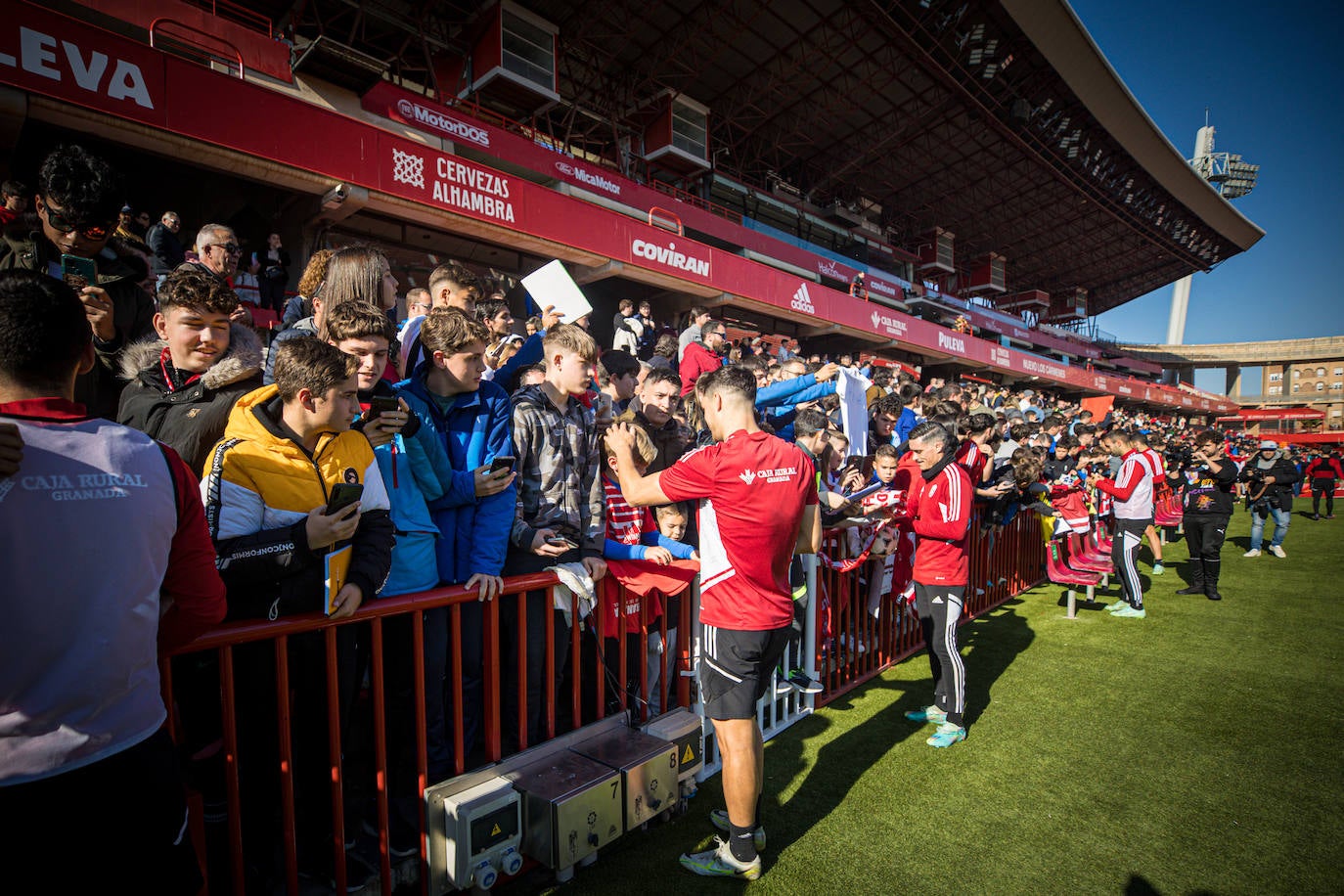El equipo rojiblanco entrena a puerta abierta en el estadio ante más de un millar de aficionados, entre ellos muchos niños