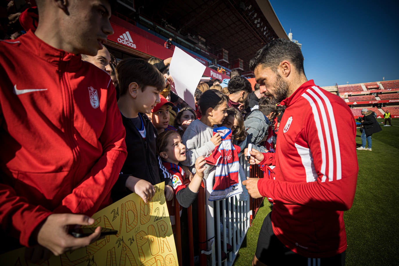 El equipo rojiblanco entrena a puerta abierta en el estadio ante más de un millar de aficionados, entre ellos muchos niños