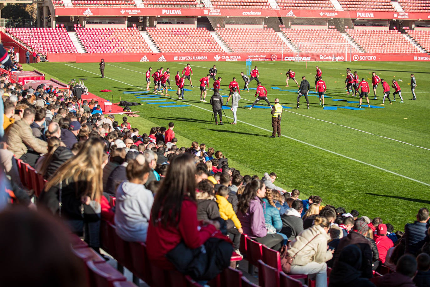 El equipo rojiblanco entrena a puerta abierta en el estadio ante más de un millar de aficionados, entre ellos muchos niños