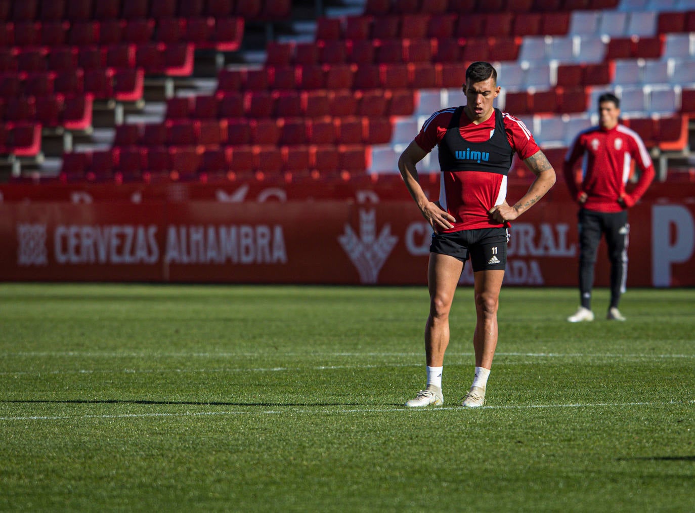 El equipo rojiblanco entrena a puerta abierta en el estadio ante más de un millar de aficionados, entre ellos muchos niños