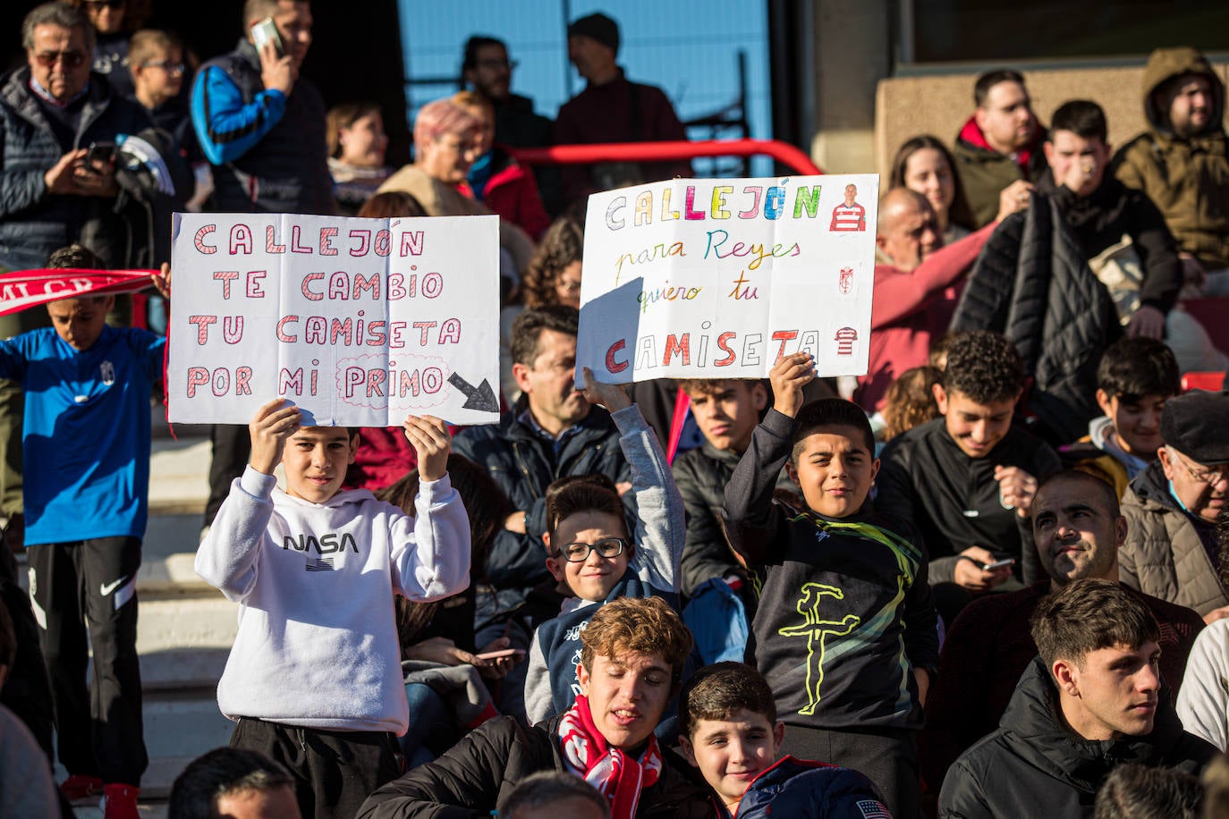 El equipo rojiblanco entrena a puerta abierta en el estadio ante más de un millar de aficionados, entre ellos muchos niños