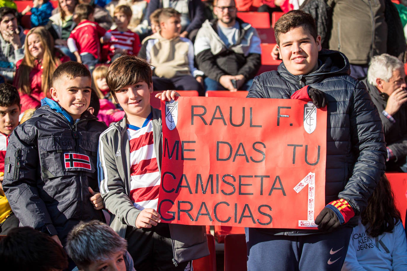 El equipo rojiblanco entrena a puerta abierta en el estadio ante más de un millar de aficionados, entre ellos muchos niños