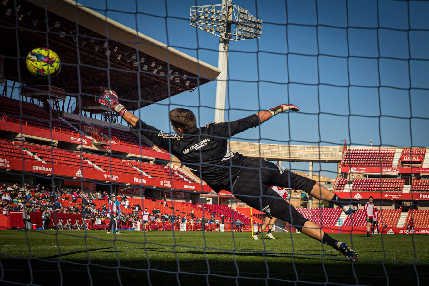 El equipo rojiblanco entrena a puerta abierta en el estadio ante más de un millar de aficionados, entre ellos muchos niños