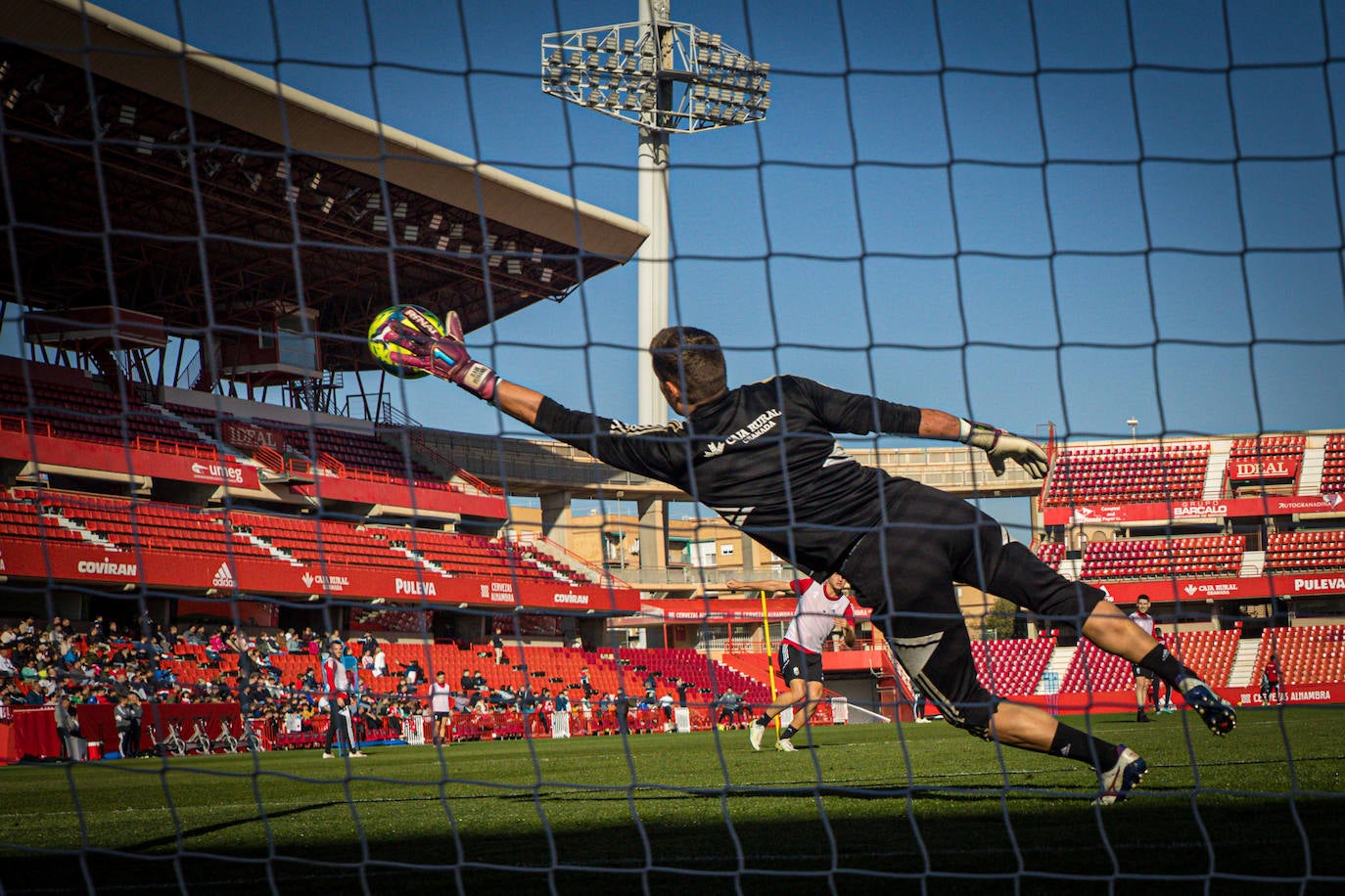 El equipo rojiblanco entrena a puerta abierta en el estadio ante más de un millar de aficionados, entre ellos muchos niños