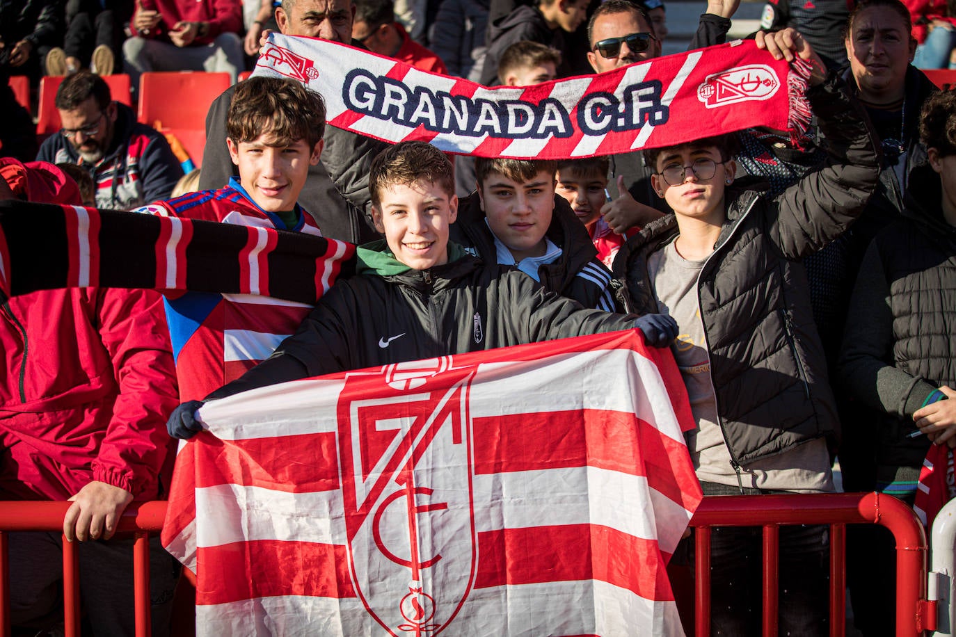 El equipo rojiblanco entrena a puerta abierta en el estadio ante más de un millar de aficionados, entre ellos muchos niños