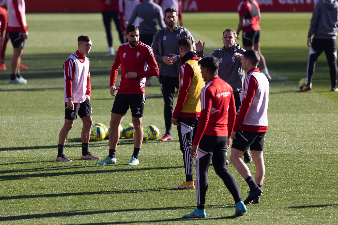 El equipo rojiblanco entrena a puerta abierta en el estadio ante más de un millar de aficionados, entre ellos muchos niños