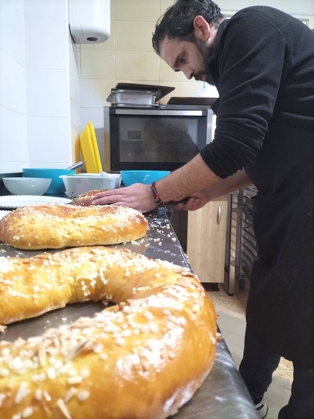 Diego López reparando los últimos roscones en su negocio, Dulce Tentación. 