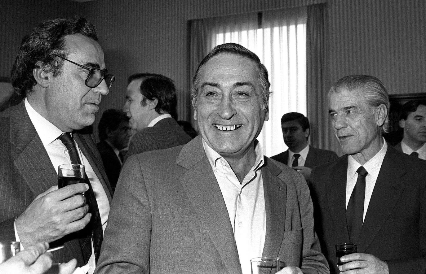 Imagen del 16 de mayo de 1984 en el Congreso de los Diputados, donde rindieron homenaje al Athletic de Bilbao, que ese año se proclamó campéon de la Liga y de la Copa del Rey. En la foto, de izquierda a derecha, el presidente del Congreso, Gregorio Peces Barba, el secretario general de UGT, Nicolás Redondo y el ex jugador del Athletic de Bilbao Agustín Gainza.