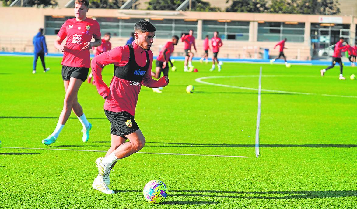 Lucas Robertone realiza un ejercicio en el entrenamiento de ayer en el Anexo. 